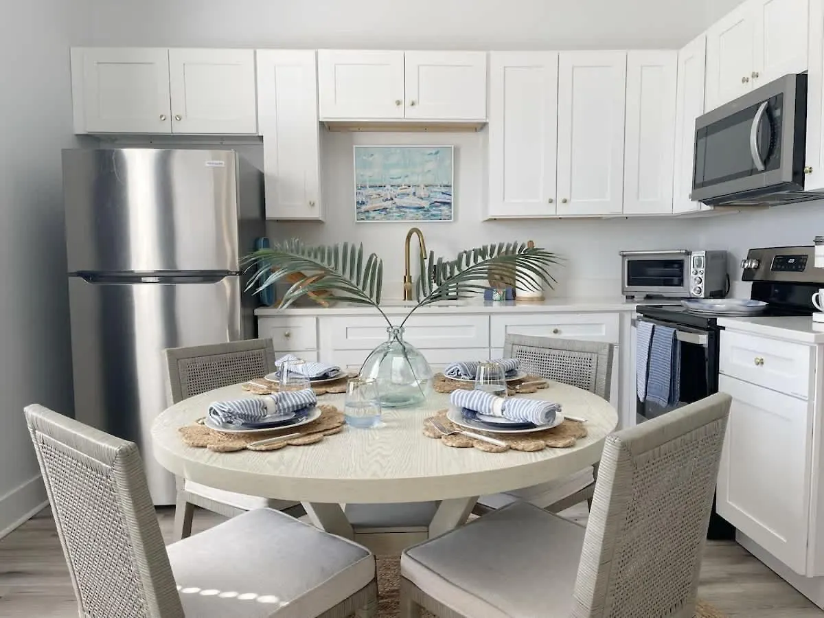 Elegant Duplex Steps To Forsyth! Villa Savannah Holiday home