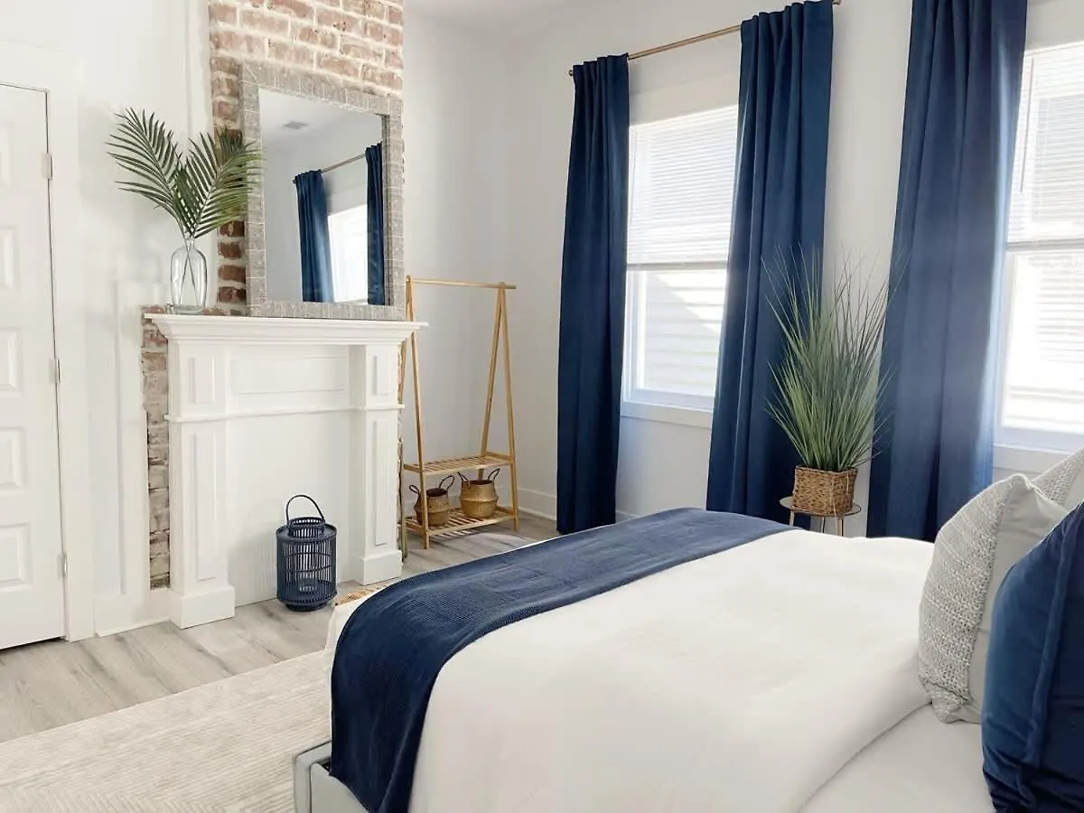 Elegant Duplex Steps To Forsyth! Villa Savannah Holiday home