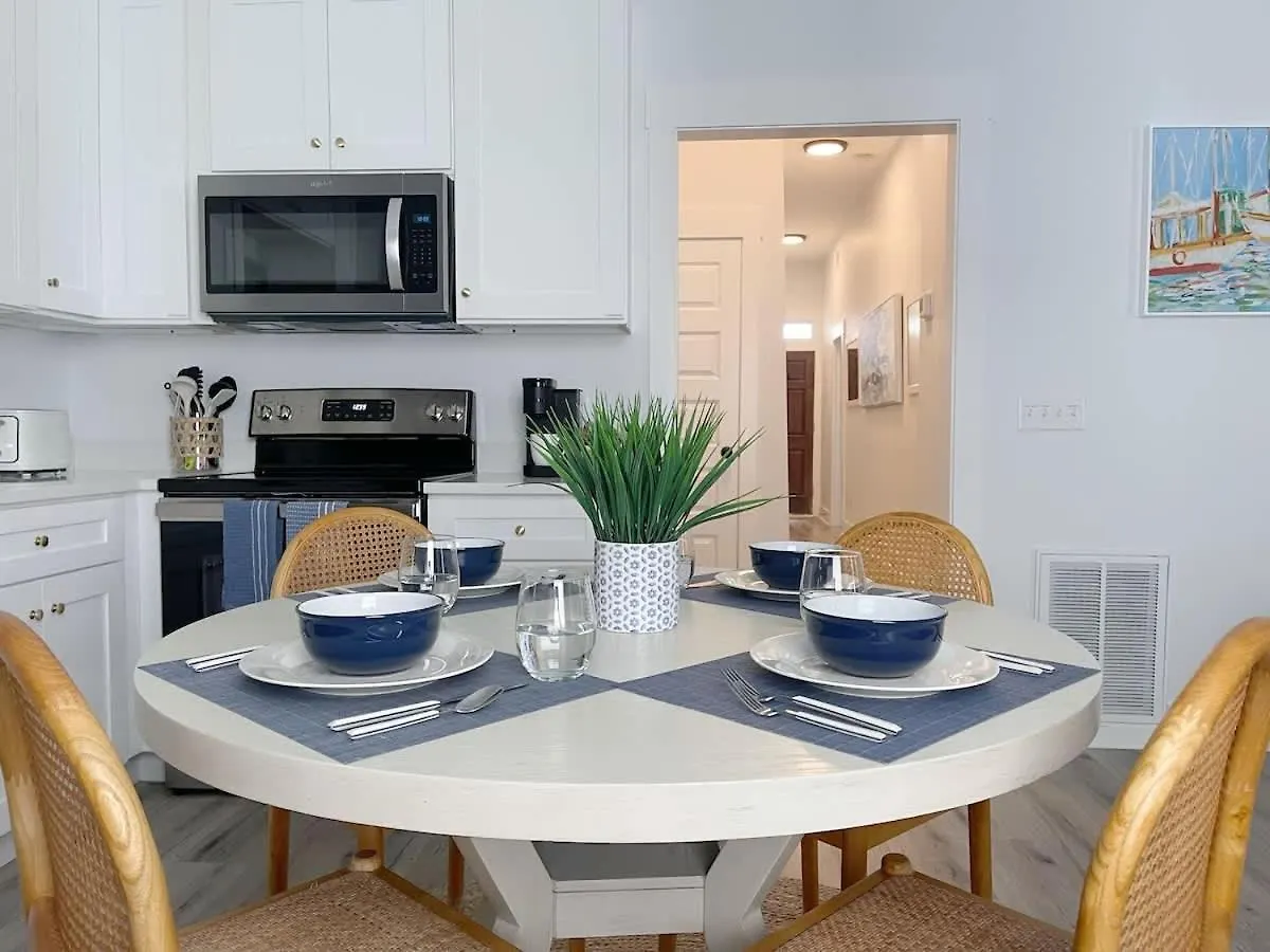 Elegant Duplex Steps To Forsyth! Villa Savannah Holiday home