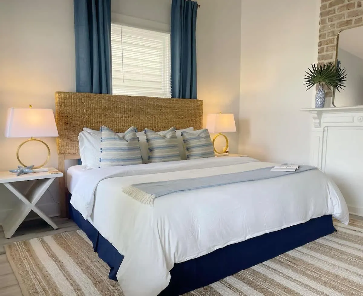 Elegant Duplex Steps To Forsyth! Villa Savannah