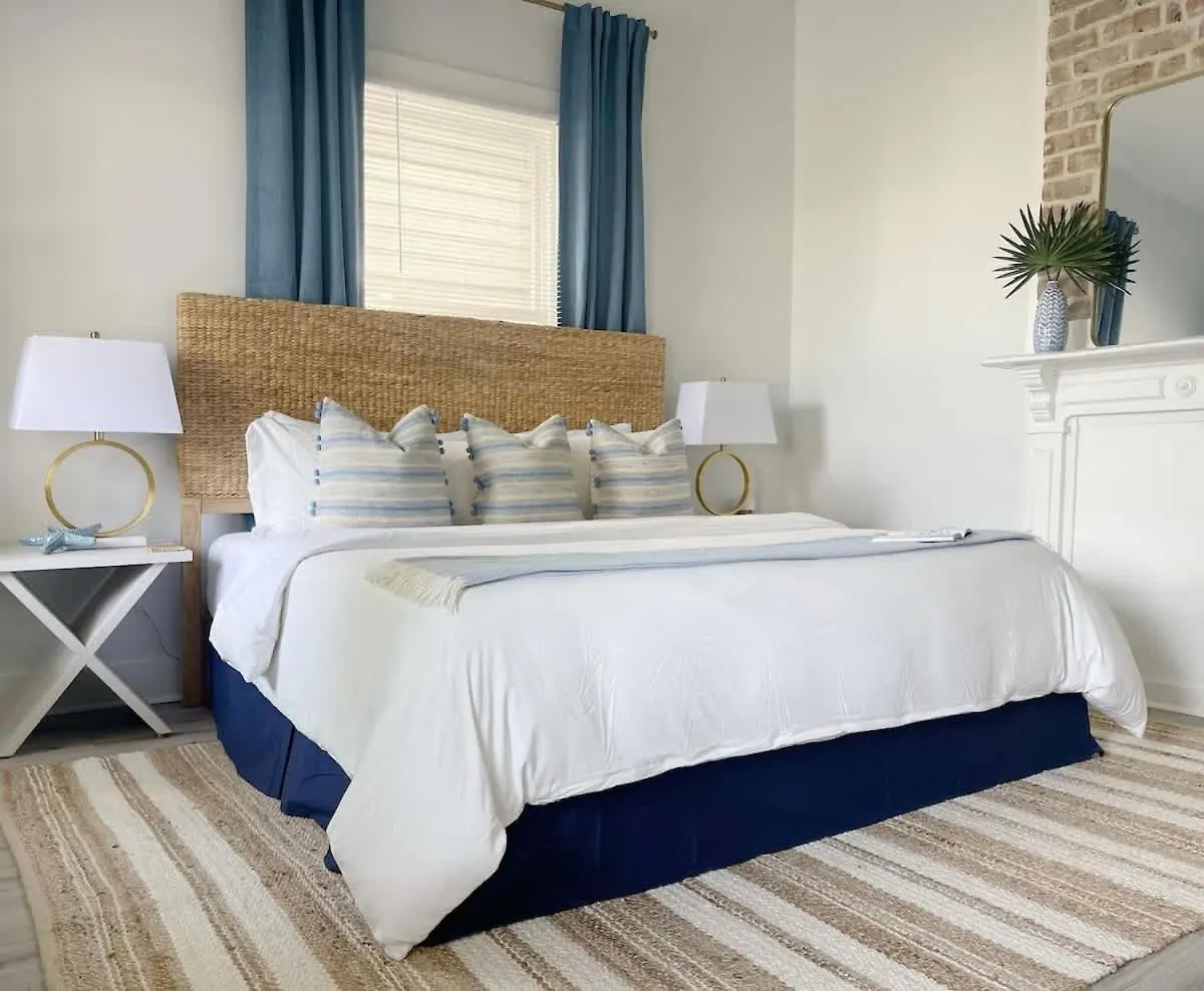 Elegant Duplex Steps To Forsyth! Villa Savannah Holiday home